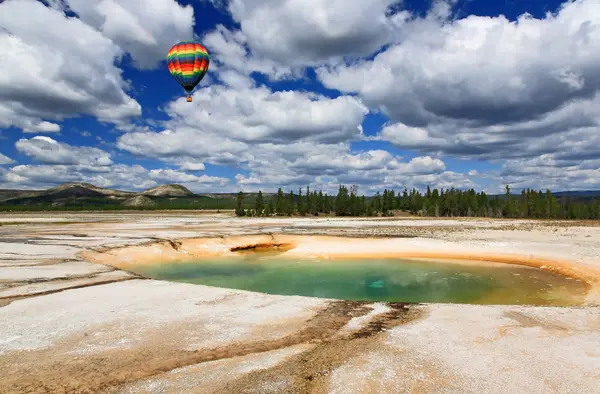 Midway gejzír medencében a Yellowstone — Stock Fotó