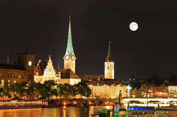 Die nächtliche Ansicht der wichtigsten Sehenswürdigkeiten in Zürich — Stockfoto