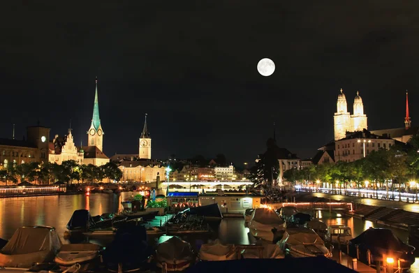 A visão noturna dos principais marcos em Zurique — Fotografia de Stock