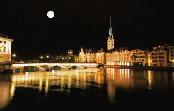Vyn natten till de främsta sevärdheterna i Zürich — Stockfoto