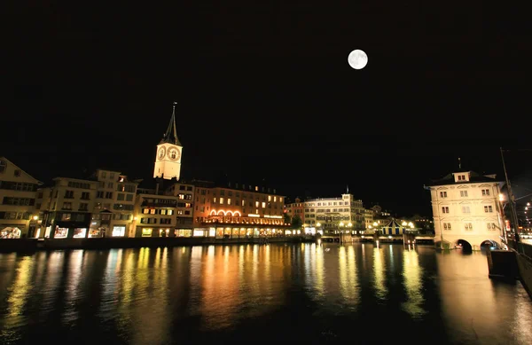 Die nächtliche Ansicht der wichtigsten Sehenswürdigkeiten in Zürich — Stockfoto