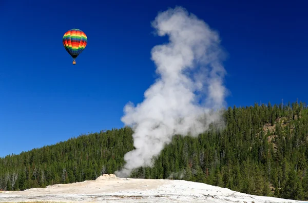 A Old Faithful gejzír a Yellowstone — Stock Fotó