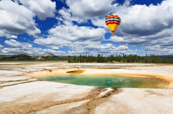 Midway gejzír medencében a Yellowstone — Stock Fotó