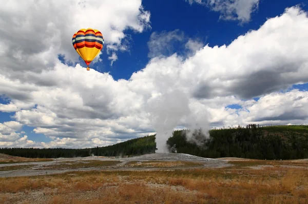 Upper geyser basin i yellowstone — Stockfoto