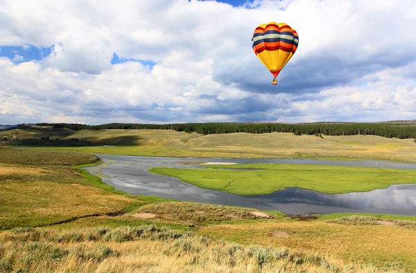 El paisaje a lo largo del río Yellowstone — Foto de Stock