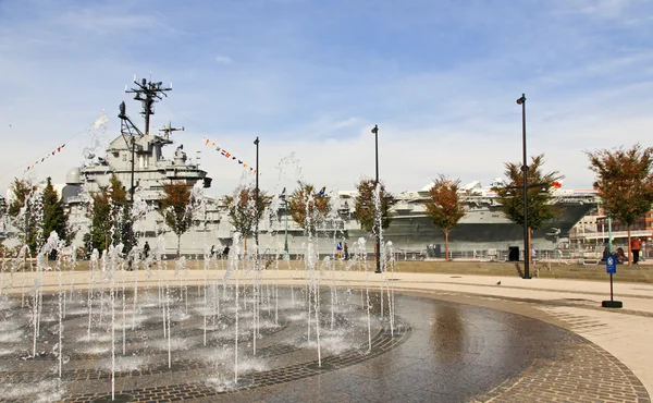 De intrepid museum in manhattan — Stockfoto