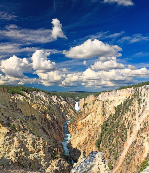 Spodní vodopády v yellowstone — Stock fotografie