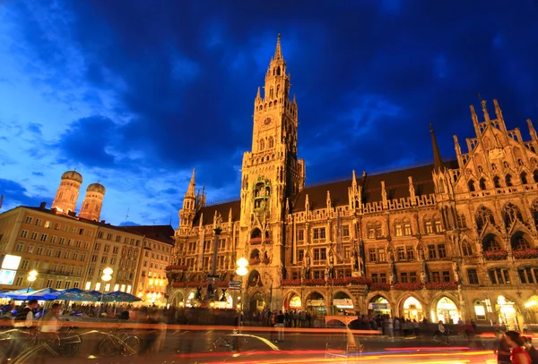 在慕尼黑市政厅的夜景 — 图库照片