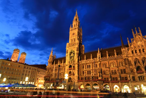 De nachtscène van stadhuis in München — Stockfoto