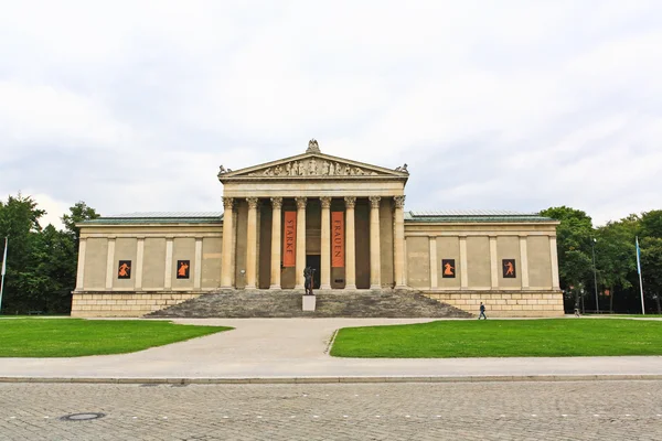 雄大なケーニヒスプラッツ広場とミュンヘンの博物館 — ストック写真