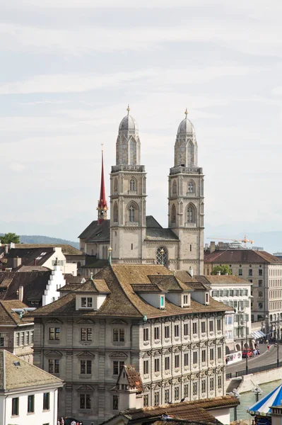 Katedralen tvillingtorn i Zürich — Stockfoto