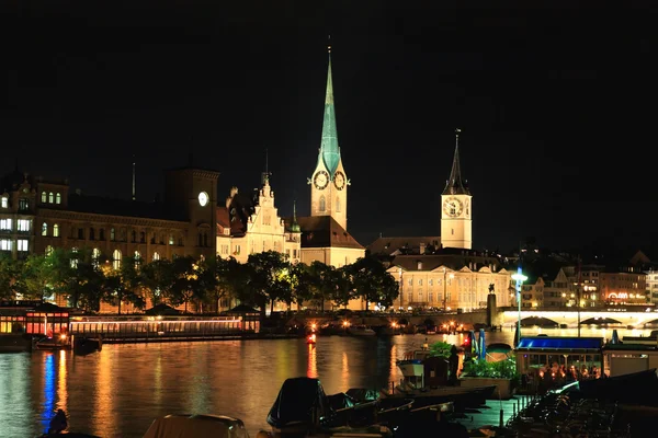 Die nächtliche Ansicht der wichtigsten Sehenswürdigkeiten in Zürich — Stockfoto