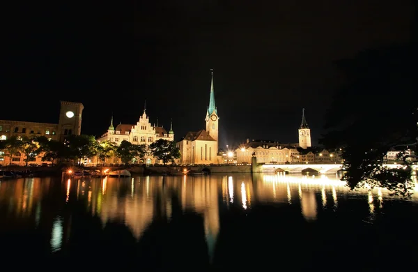 Vyn natten till de främsta sevärdheterna i Zürich — Stockfoto