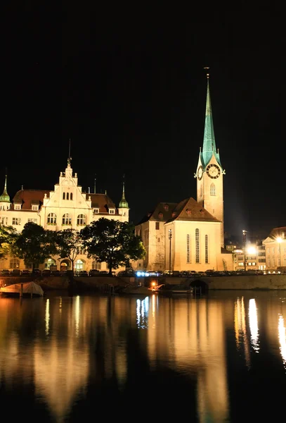 チューリッヒの聖母教会の夜景 — ストック写真