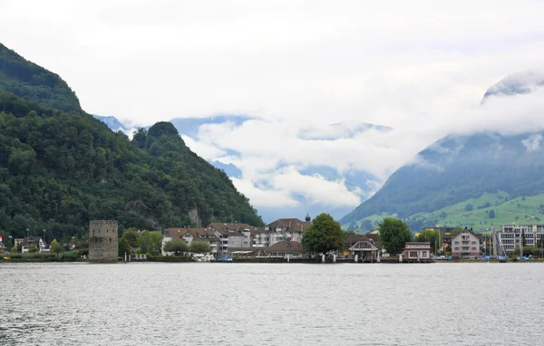 Het kleine dorpje op de heuvels rond Vierwoudstrekenmeer — Stockfoto