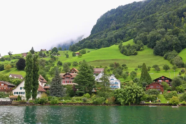 Malá vesnice na kopcích kolem jezera luzern — Stock fotografie