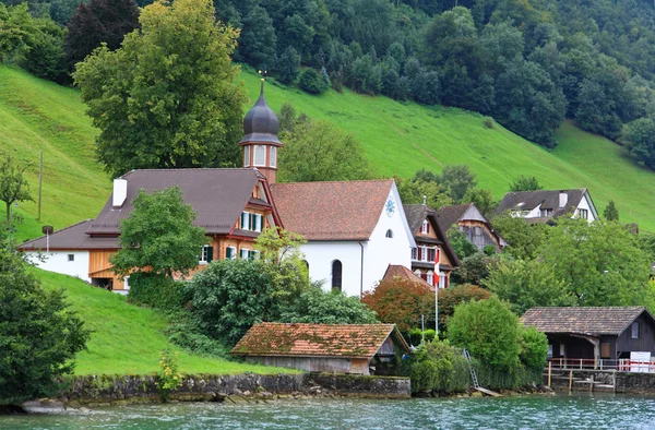 A pequena aldeia nas colinas em torno do Lago Luzern — Fotografia de Stock