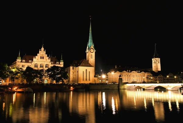 Vyn natten till de främsta sevärdheterna i Zürich — Stockfoto