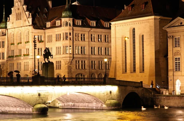 Ночной вид на город Цюрих — стоковое фото