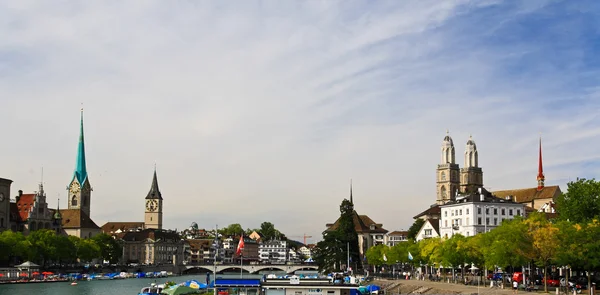 De belangrijke bezienswaardigheden van Zürich stadslandschap — Stockfoto