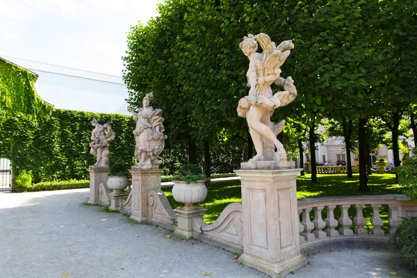 Las estatuas en el jardín del palacio de Mirabell — Foto de Stock