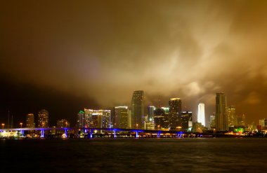 fırtınalı bir gece Miami şehir manzarası