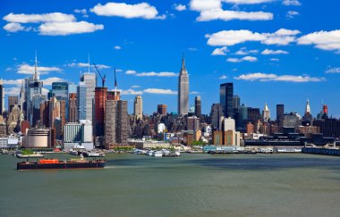 güneşli bir günde orta şehir manhattan skyline