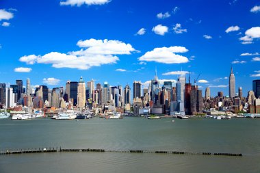 güneşli bir günde orta şehir manhattan skyline