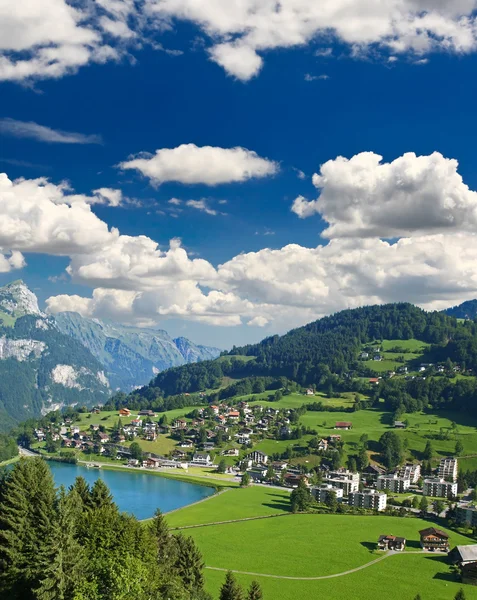 Ein kleines schweizerisches Dorf in der Nähe der Titlis — Stockfoto