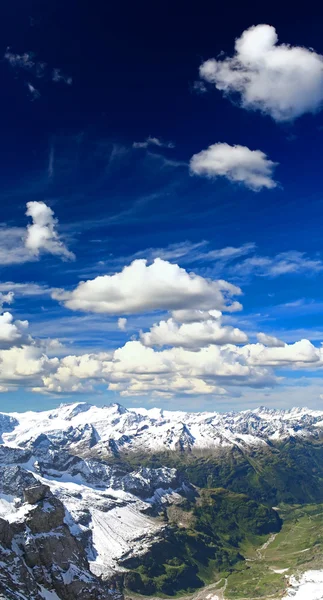 Schneebedeckte Berge in der Schweiz — Stockfoto