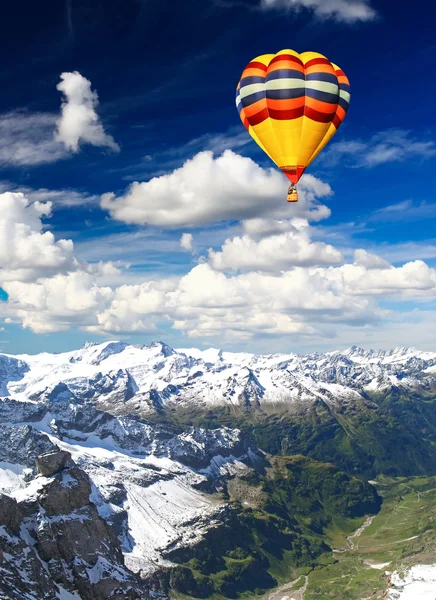 Schneebedeckte Berge — Stockfoto