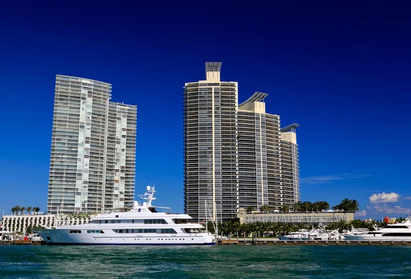 Os edifícios altos em Miami Beach — Fotografia de Stock