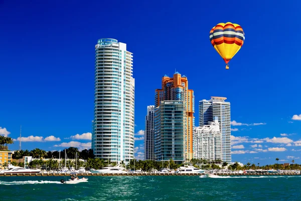 De hoogbouw in miami beach — Stockfoto