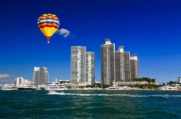 The high-rise buildings in Miami Beach — Stock Photo, Image