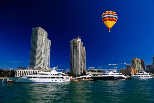 De hoogbouw in miami beach — Stockfoto