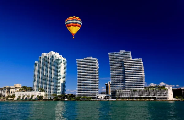 De hoogbouw in miami beach — Stockfoto