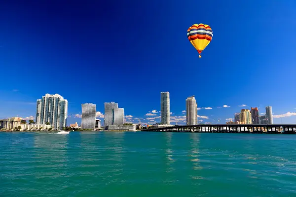 De hoogbouw in miami beach — Stockfoto