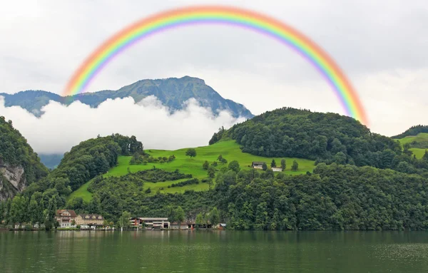 Het kleine dorpje op de heuvels rond lake luzern in Zwitserland — Stockfoto