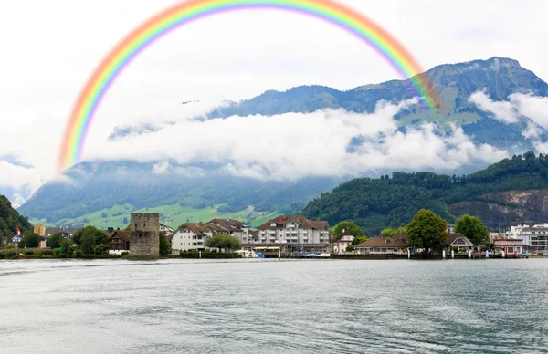 El pequeño pueblo en las colinas alrededor del lago Luzern en Suiza —  Fotos de Stock