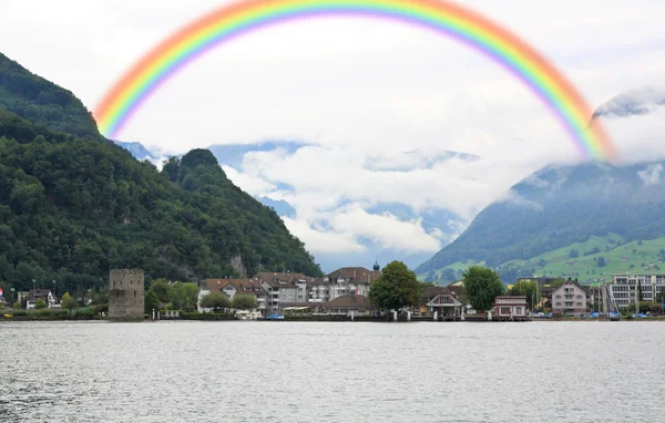 Het kleine dorpje op de heuvels rond lake luzern in Zwitserland — Stockfoto