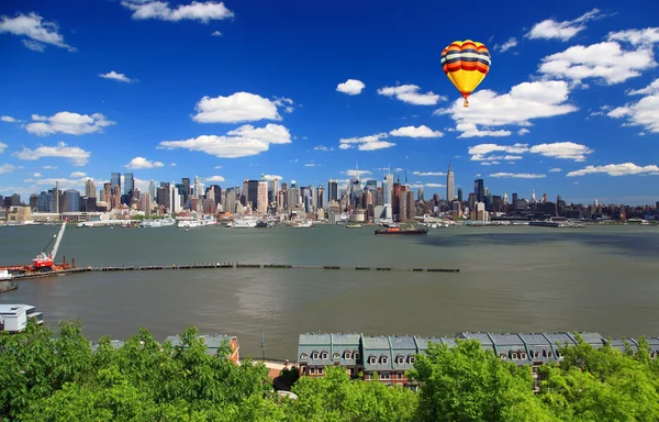 中城曼哈顿天际线在一个晴朗的天 — 图库照片