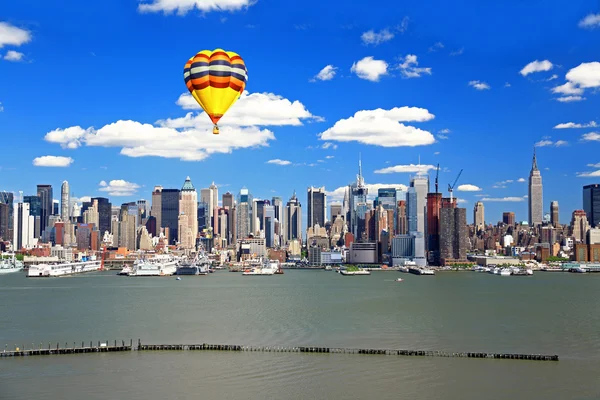 The Mid-town Manhattan Skyline en un día soleado — Foto de Stock