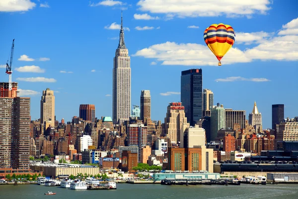 The Mid-town Manhattan Skyline on a sunny day — Stock Photo, Image