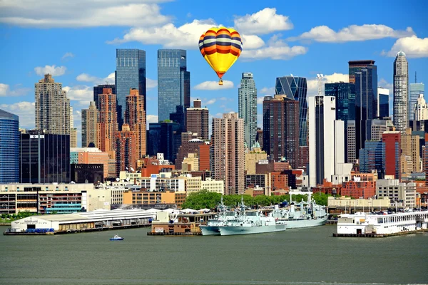 The Mid-town Manhattan Skyline en un día soleado — Foto de Stock