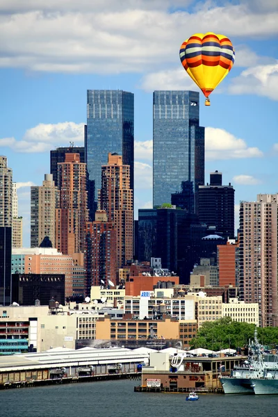 The Mid-town Manhattan Skyline on a sunny day — Stock Photo, Image