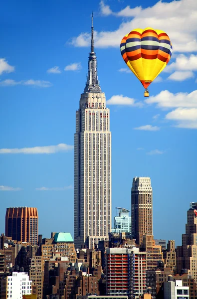 The Mid-town Manhattan Skyline en un día soleado —  Fotos de Stock