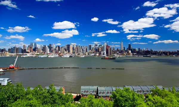 The Mid-town Manhattan Skyline em um dia ensolarado — Fotografia de Stock