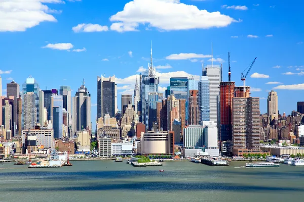 güneşli bir günde orta şehir manhattan skyline
