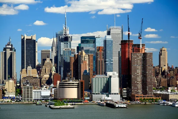 The Mid-town Manhattan Skyline en un día soleado —  Fotos de Stock