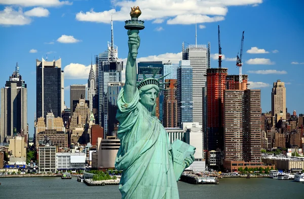 Estatua de la Libertad y Manhattan Midtown Skyline — Foto de Stock